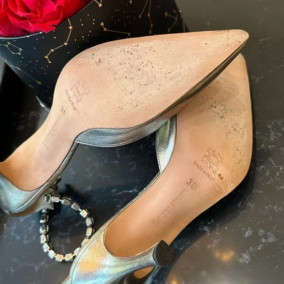 Manolo Blahnik aged gold pumps - Picture 3 of 8